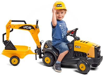 enfant sur un tractopelle miniature