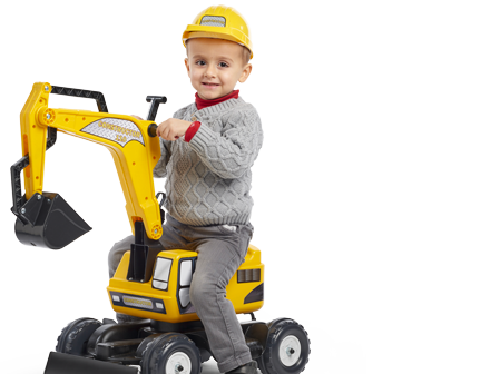 Enfant sur un jouet roulant Falk jaune
