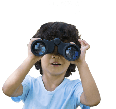 garçon avec une paire de jumelle