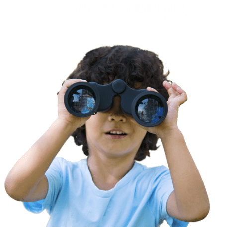 garçon avec une paire de jumelle