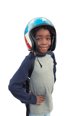 garçon avec un casque de moto