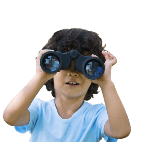 garçon avec une paire de jumelle