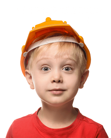 garçon avec un casque de chantier
