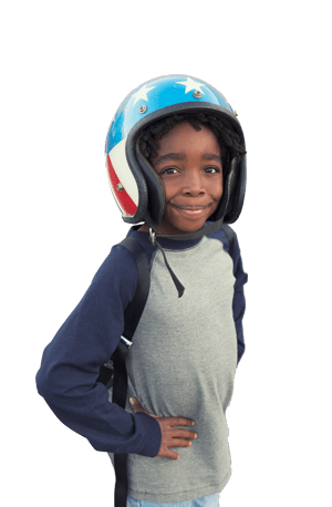 garçon avec un casque de moto