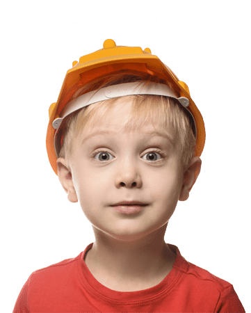 garçon avec un casque de chantier