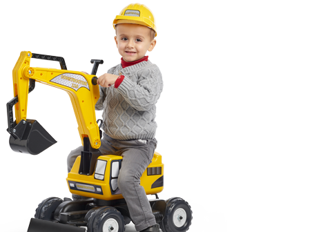 Enfant sur un jouet roulant Falk jaune
