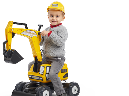Enfant sur un jouet roulant Falk jaune