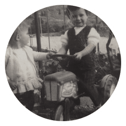 vielle photo d'un enfant avec un tracteur Falk Toys