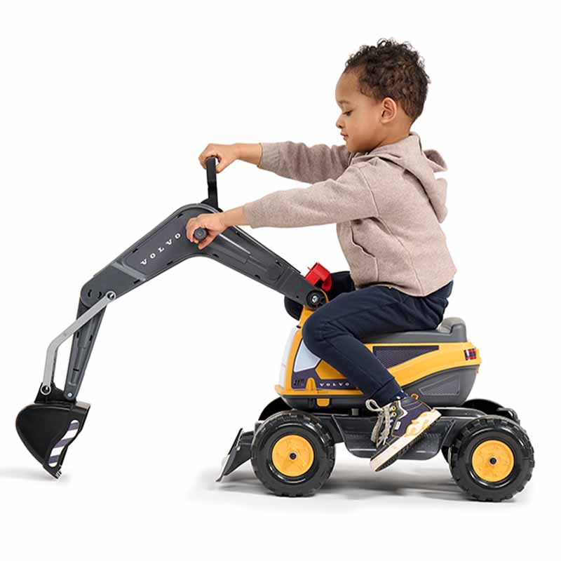 Garçon jouant pelleteuse Volvo