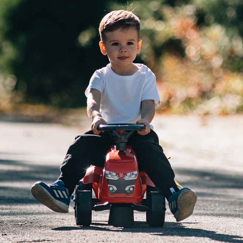 Baby Massey Ferguson ride-on tractor with trailer, rake & shovel - Image 7