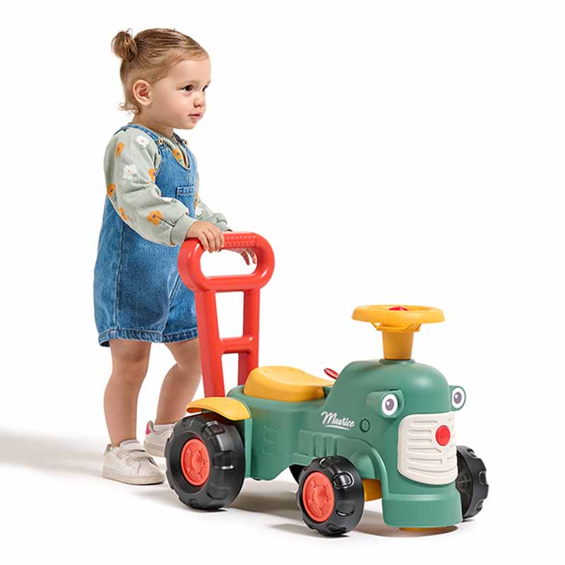 Fille avec Porteur Tracteur Maurice Vert