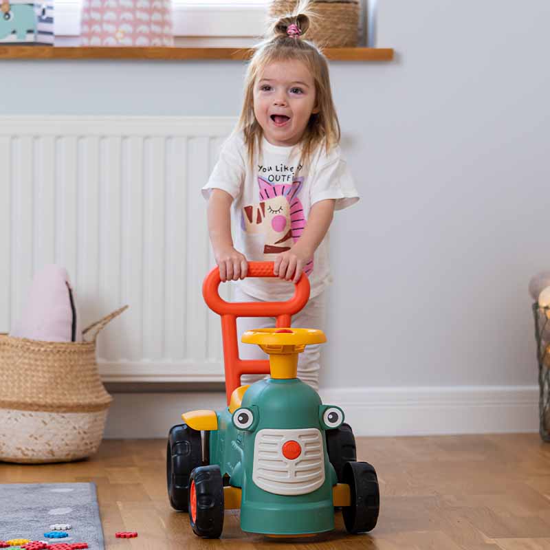 Fille avec Porteur Tracteur Maurice Vert