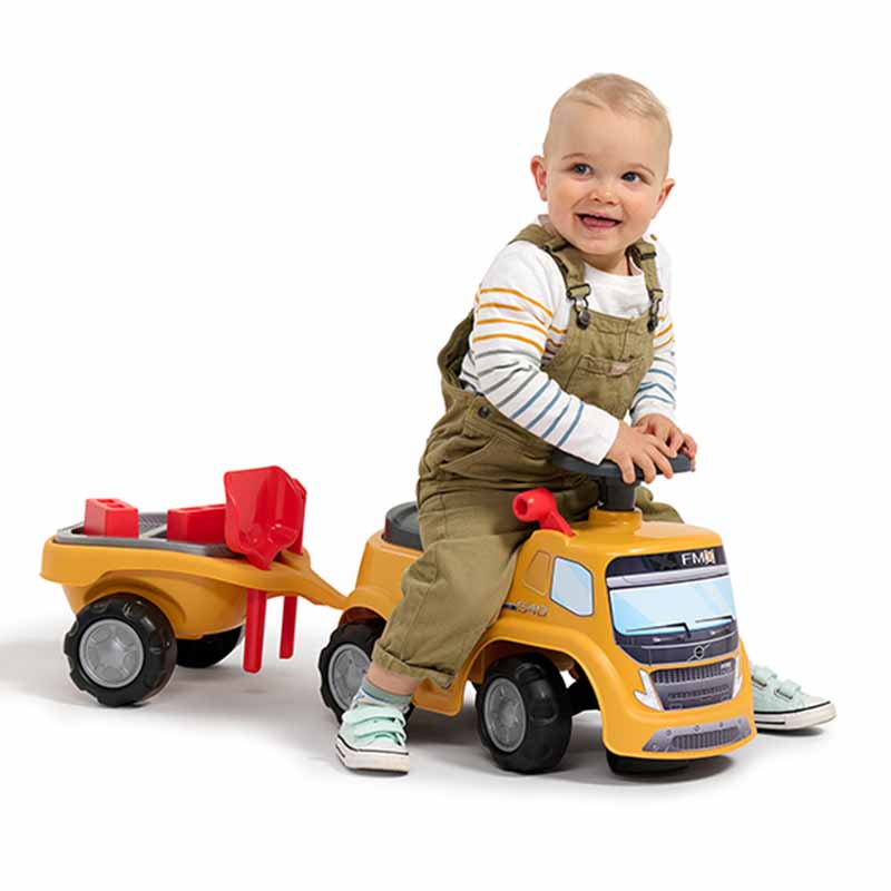 Garçon sur Porteur Volvo avec remorque