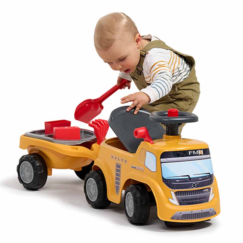 Garçon ouvre Porteur Volvo avec remorque