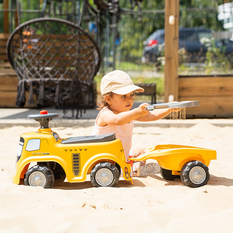 Fille avec Porteur Volvo avec remorque