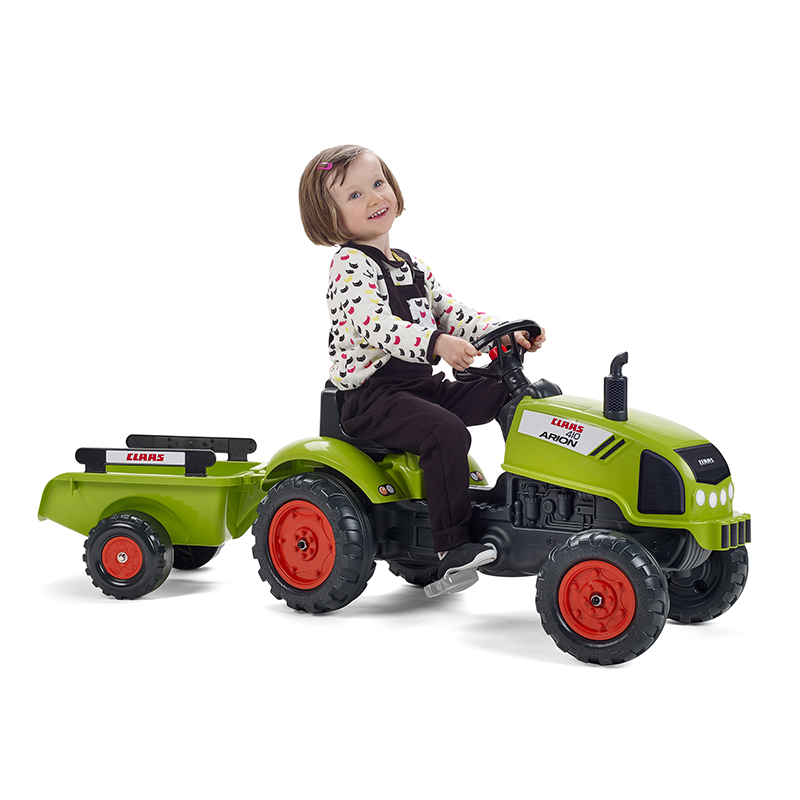 Enfant jouant avec Tracteur à pédales Claas Falk Toys 2041C