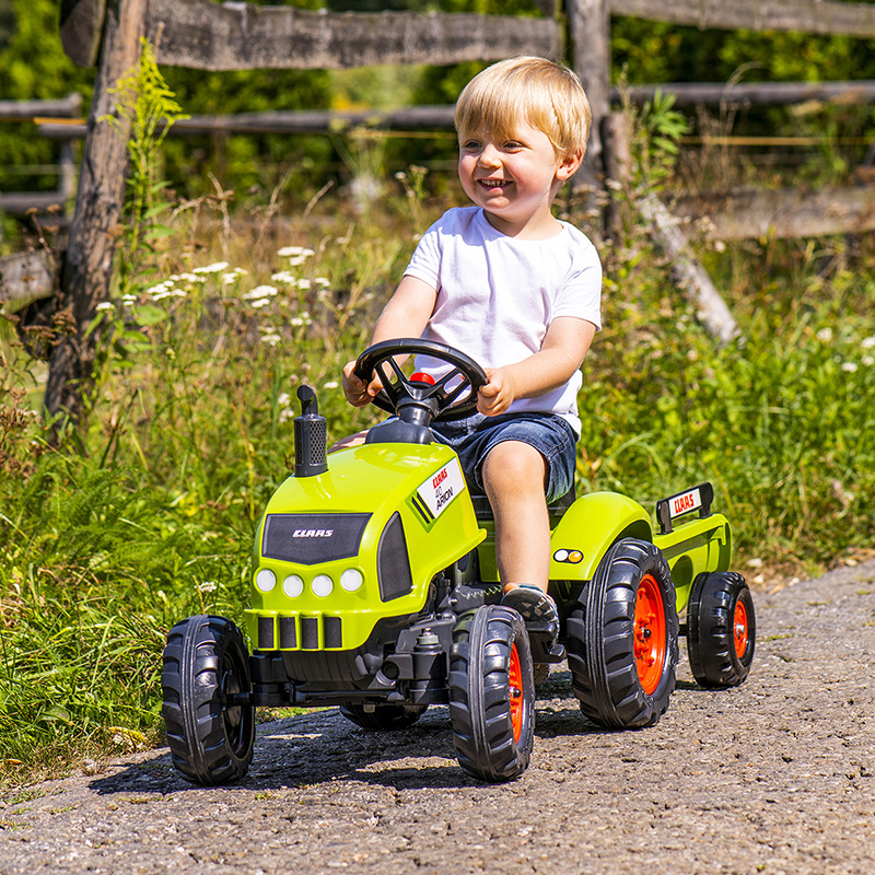 Enfant jouant avec Tracteur à pédales Claas 2041C en plein air