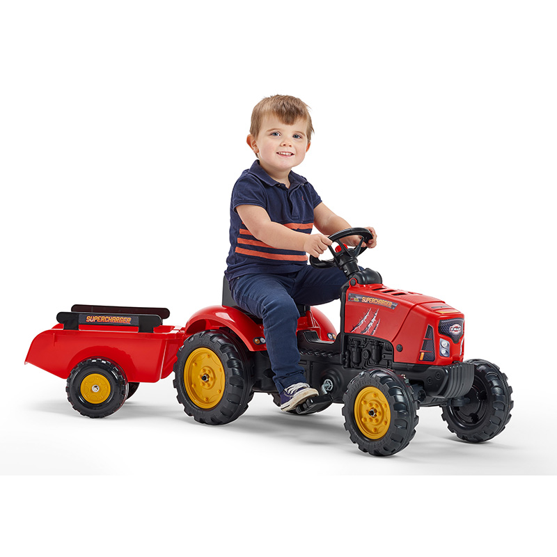 Enfant jouant avec Tracteur à pédales Supercharger Falk Toys 2030AB