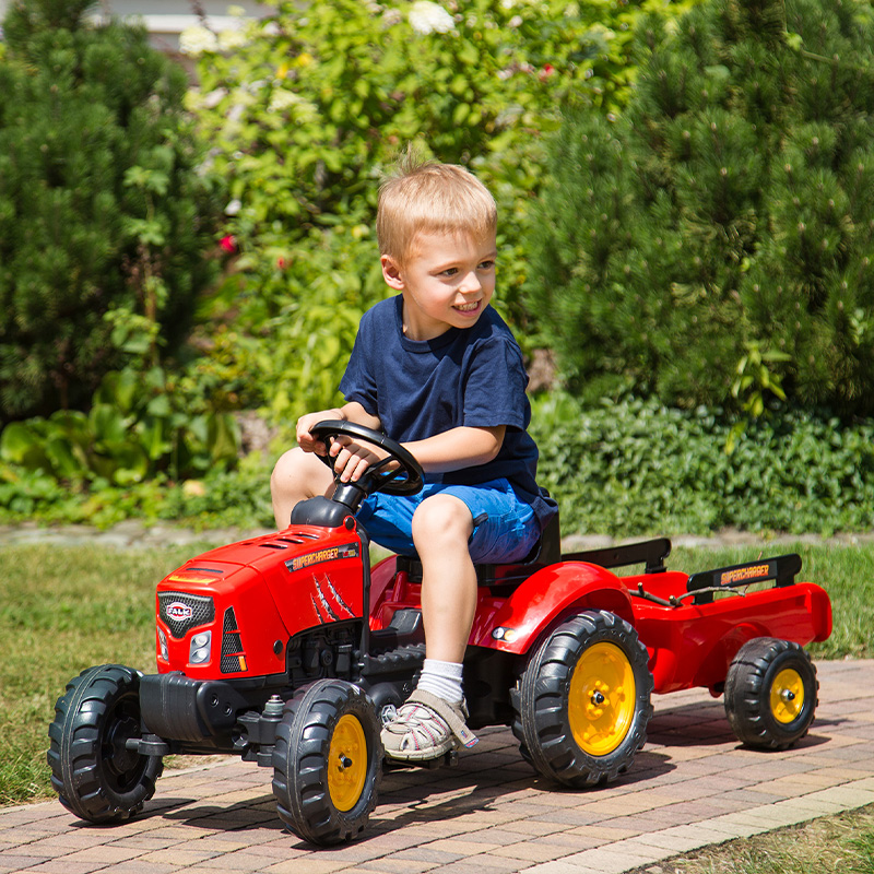 Enfant jouant avec Tracteur à pédales Supercharger Falk Toys 2030AB