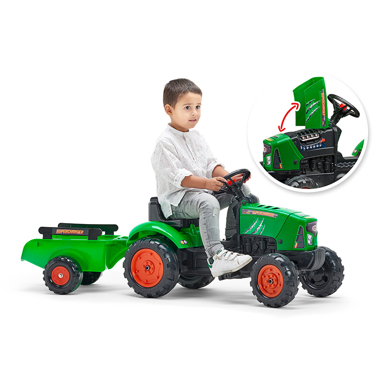 Enfant jouant avec Tracteur à pédales Supercharger 2031AB