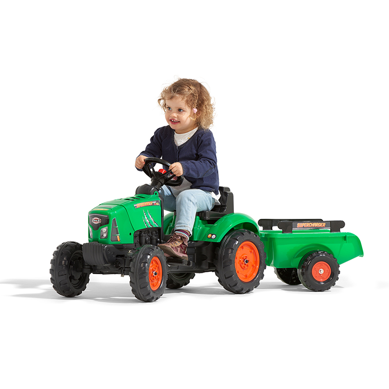 Enfant jouant avec Tracteur à pédales Supercharger Falk Toys 2031AB