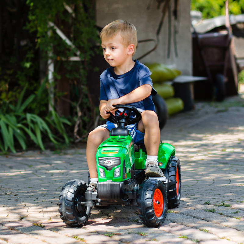 Enfant jouant avec Tracteur à pédales Supercharger Falk Toys 2031AB