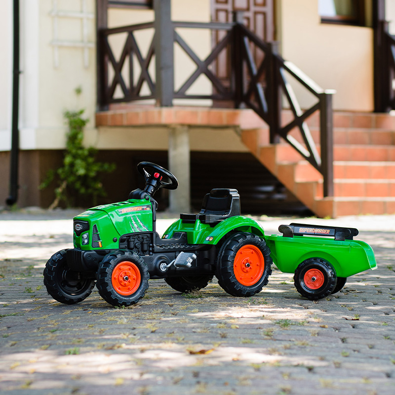 Enfant jouant avec Tracteur à pédales Supercharger Falk Toys 2031AB
