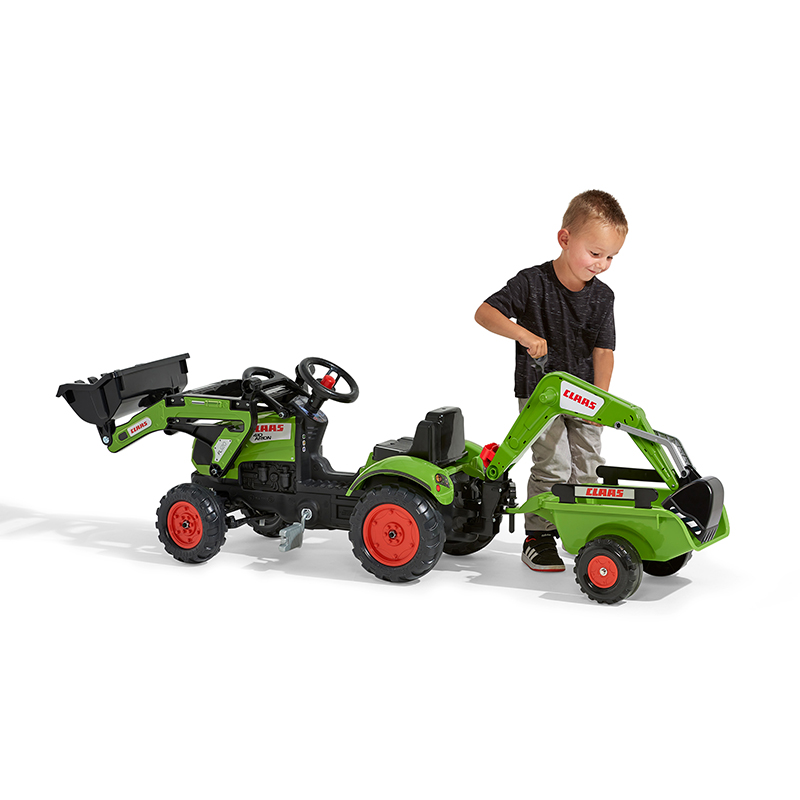 Enfant jouant avec Tractopelle à pédales Claas Falk Toys 2040N