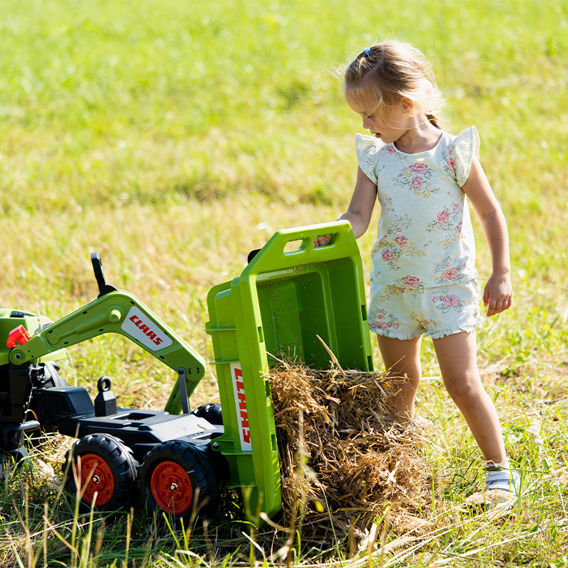 Fille avec Tractopelle Claas avec excavatrice et remorque basculante Maxi