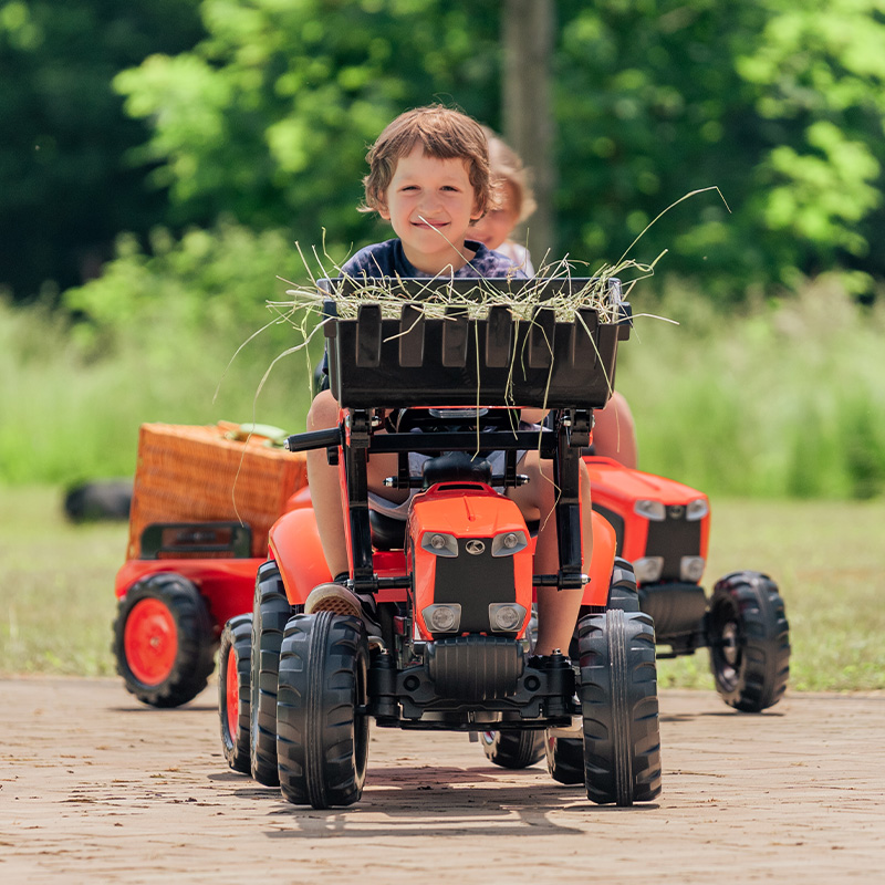 Enfant sur Tractopelle à pédales Kubota 2060AM